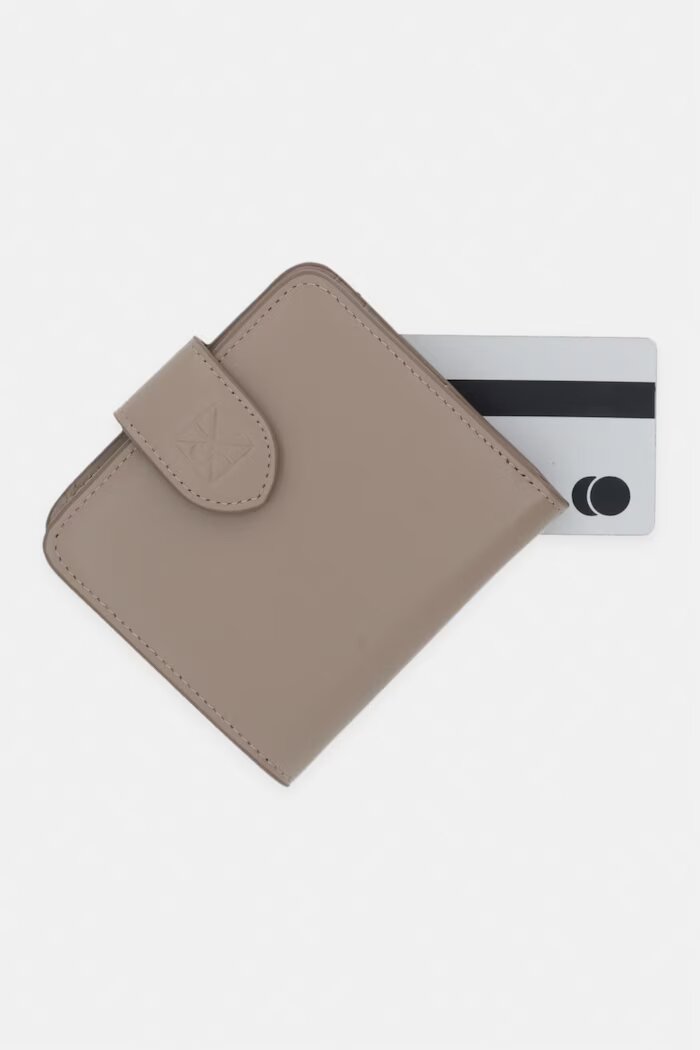 CALVIN KLEIN портфейл дамски от кожа бежов LV04F1109G