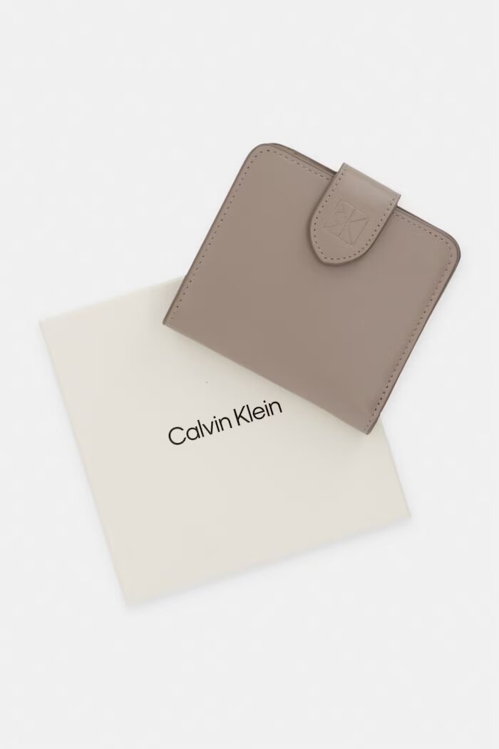 CALVIN KLEIN портфейл дамски от кожа бежов LV04F1109G