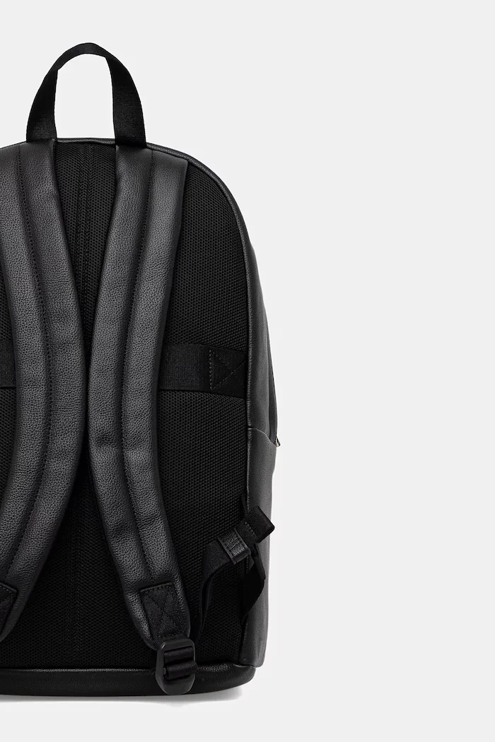 CALVIN KLEIN Раница в черно голям размер с изчистен дизайн LV04D3155G