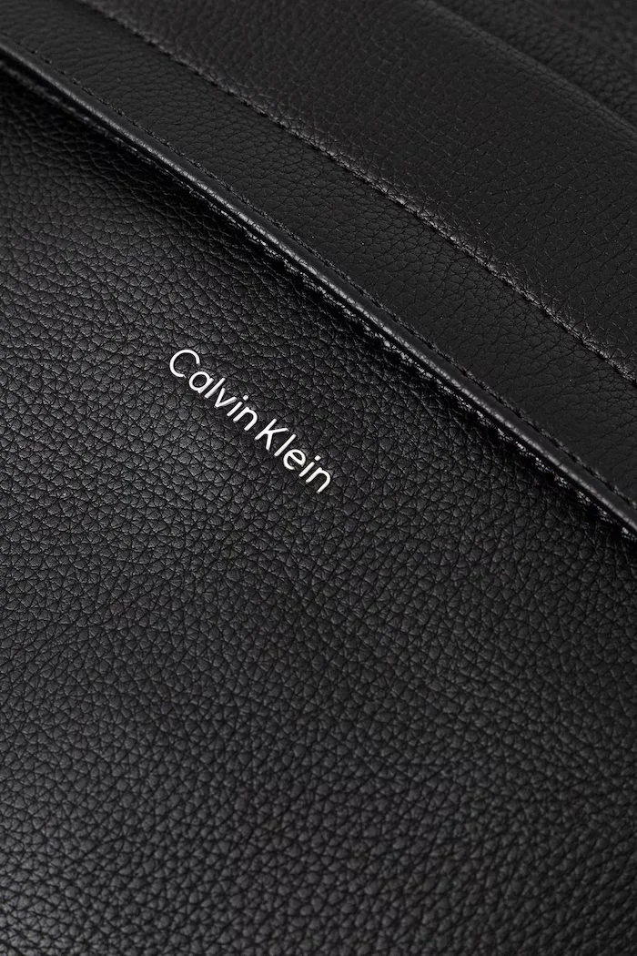 CALVIN KLEIN Раница в черно голям размер с изчистен дизайн LV04D3155G