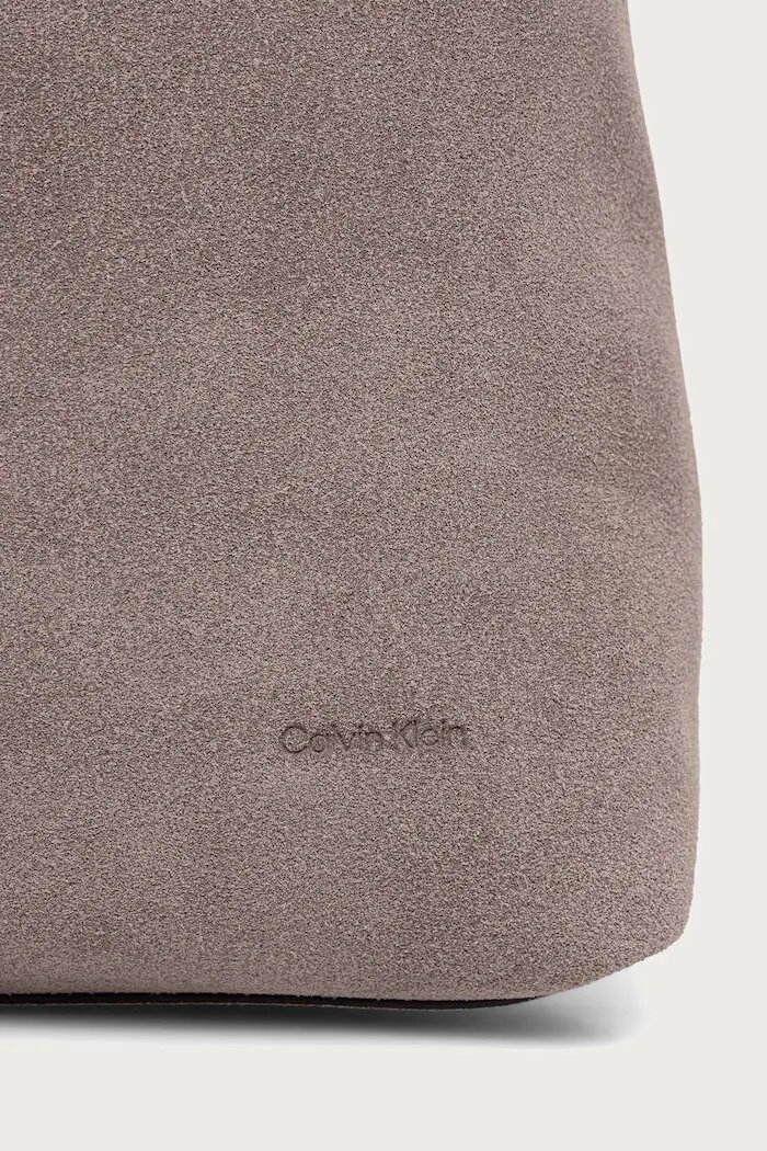 CALVIN KLEIN шопинг чанта дамска от велур виолетова LV04F3690G
