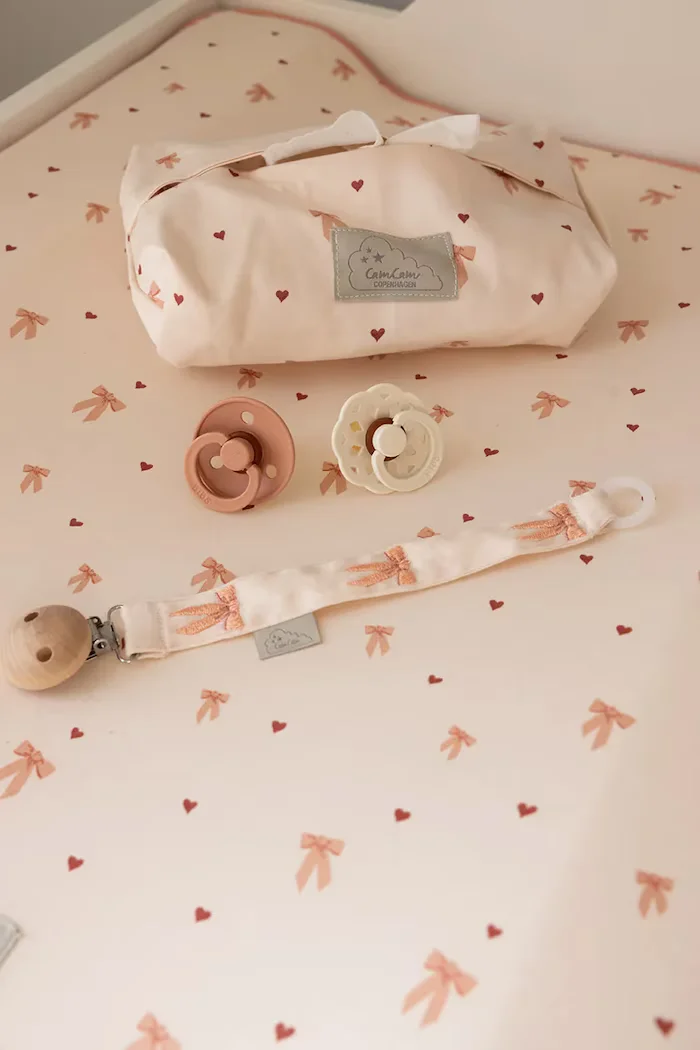 cam cam copenhagen висулка за биберон за деца Bows бежова 953