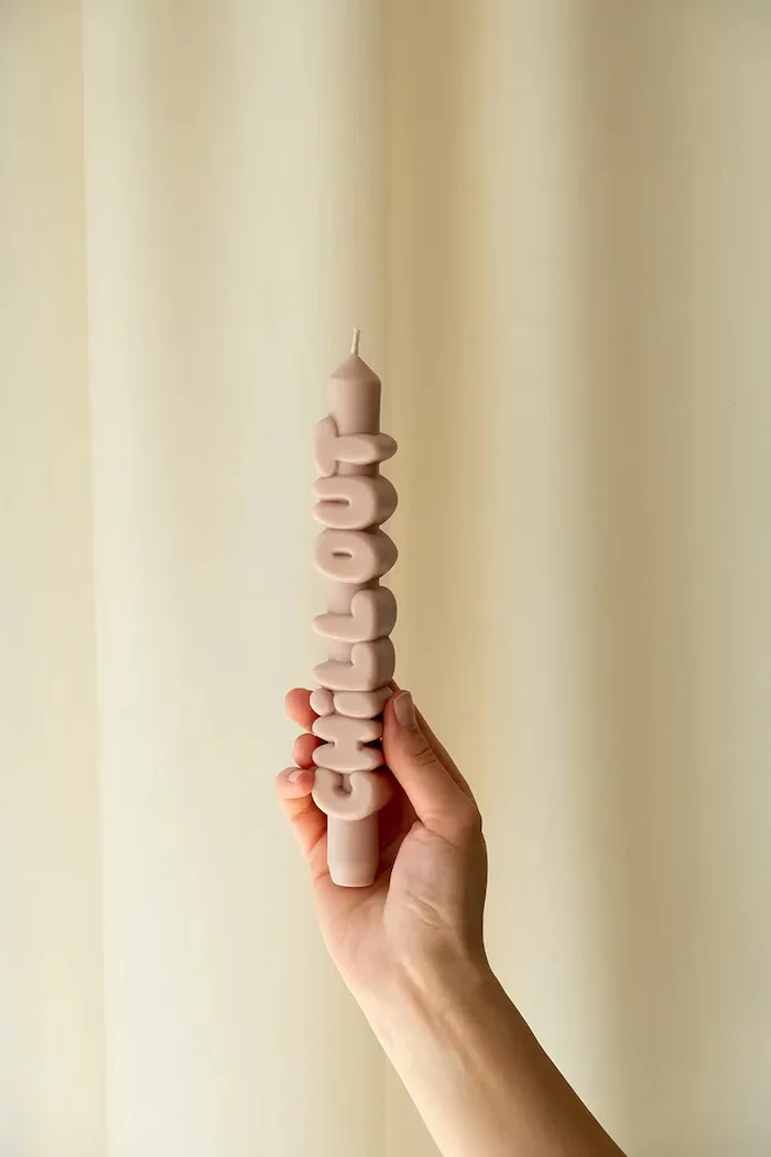 CandleHand Декоративна свещ Chill Out 23 cm в оранжево