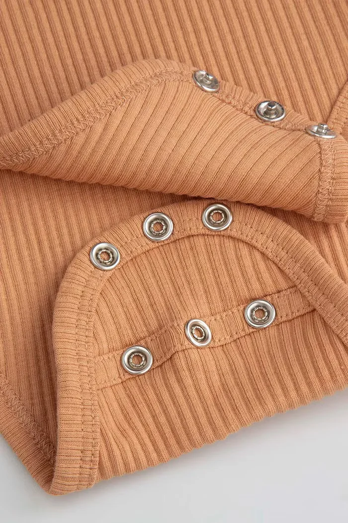 Coccodrillo боди за бебе от памук с еластан бежово SMALL WONDER UNISEX NEWBORN