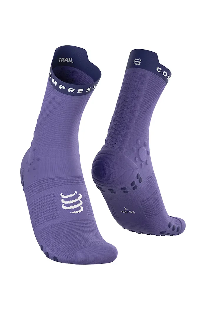Compressport спортни чорапи Pro Racing v4.0 виолетови XU00048B