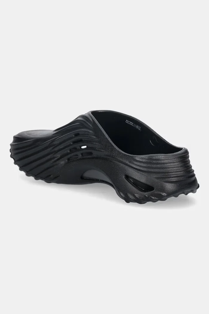 Crocs Чехли Echo Wave Clog в черно 210521