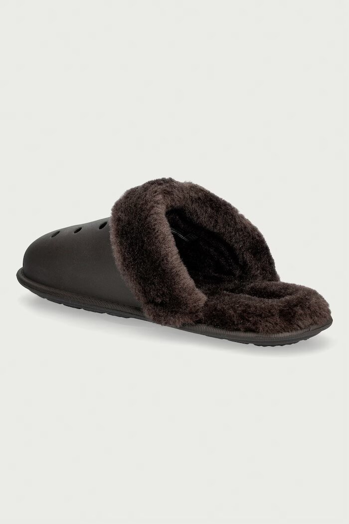 Crocs пантофи Classic Fuzz Scuff Slipper кафяви 212143
