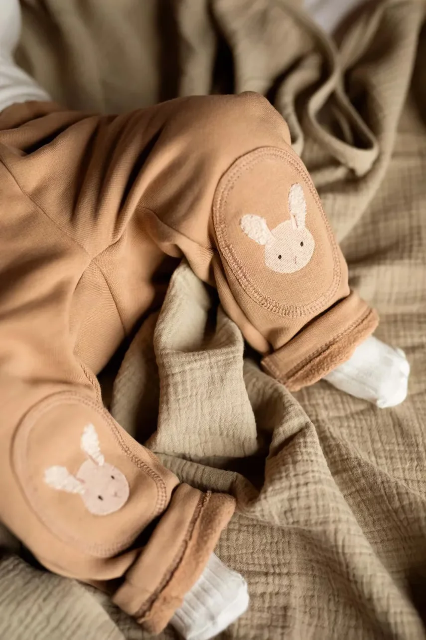 Donsje Бебешки памучен спортен панталон Joek Trousers Fluffy Bunnies