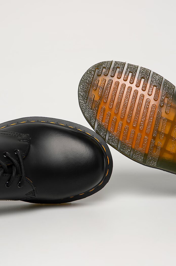Dr. Martens Кожени половинки обувки 1461 в черно с равна подметка 11838002