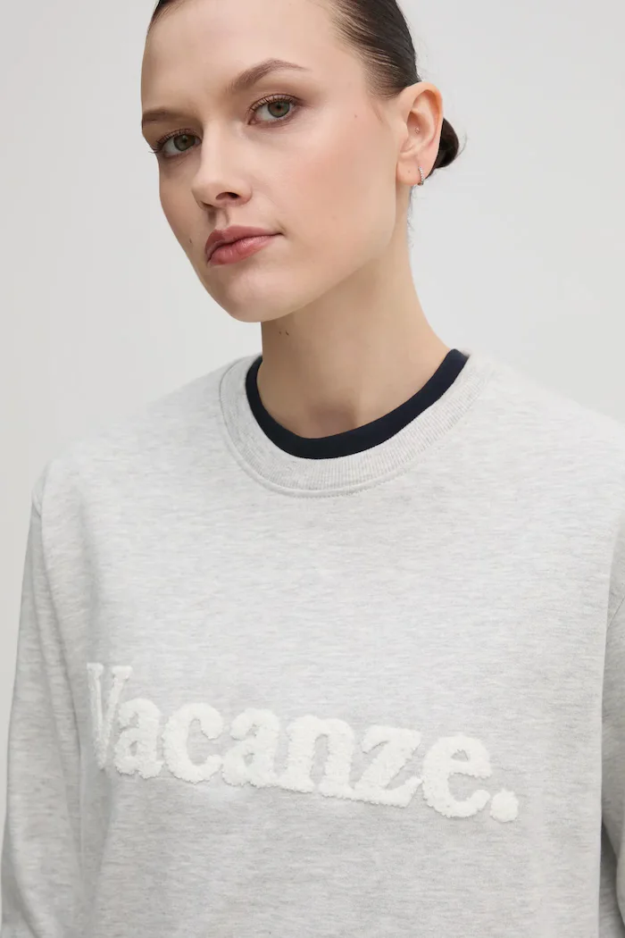 Drivemebikini Памучен суичър Vacanze Chenille в сиво с апликация 2024-DMBS-024-GR
