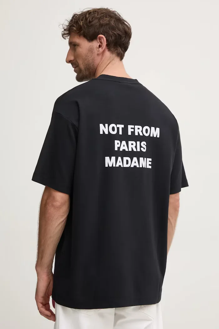 Drôle de Monsieur Памучна тениска Le T-Shirt Slogan в черно с принт PERM-TS203-CO002-BL