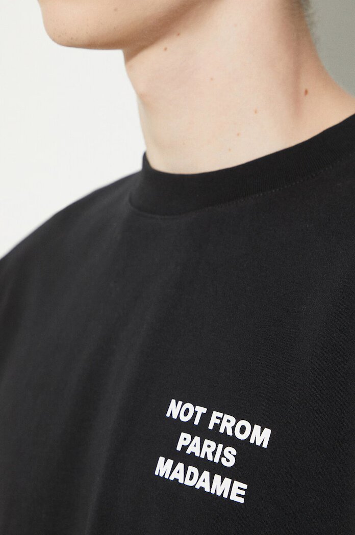 Drôle de Monsieur Памучна тениска Le T-Shirt Slogan в черно с принт PERM-TS203-CO002-BL