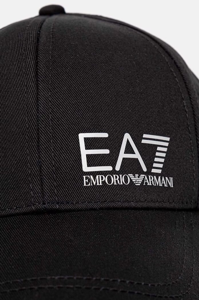 EA7 Emporio Armani Памучна шапка с козирка в черно с принт AF11989.7X000005