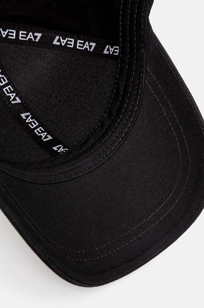 EA7 Emporio Armani Памучна шапка с козирка в черно с принт AF11989.7X000005