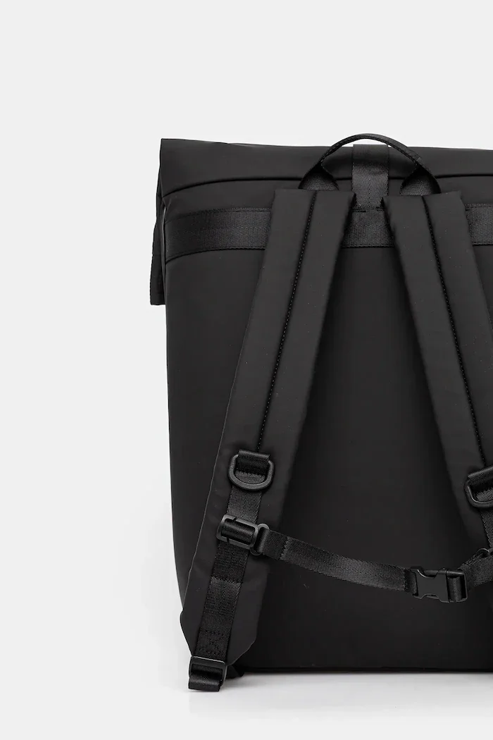 EA7 Emporio Armani Раница в черно голям размер с изчистен дизайн AF13811.7X000287