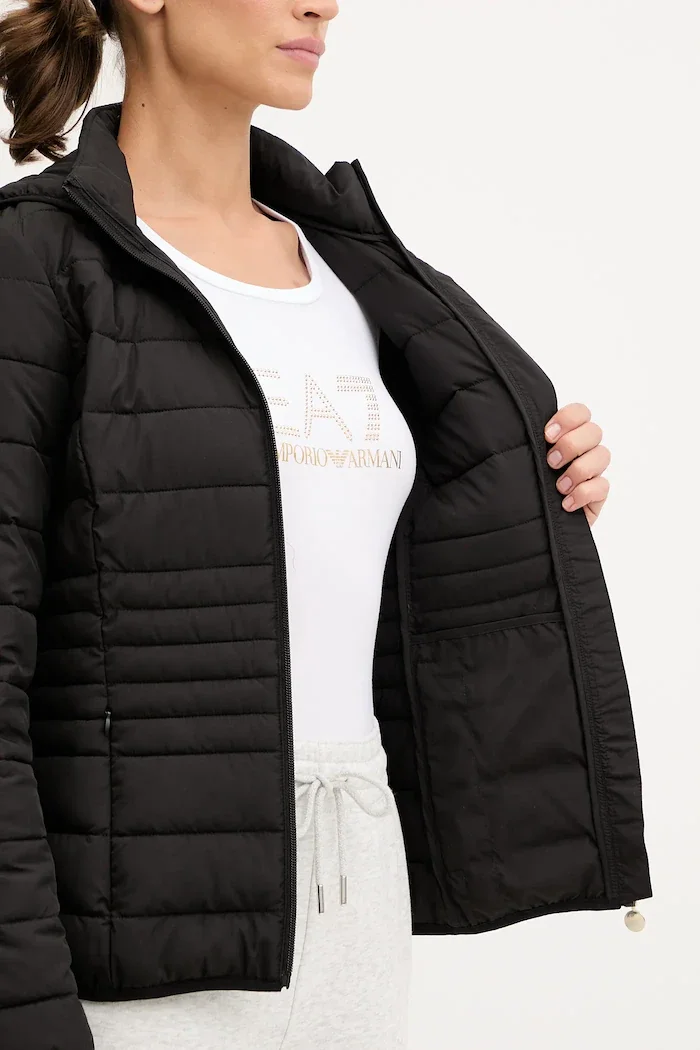 EA7 Emporio Armani Яке в черно с преходна изолация