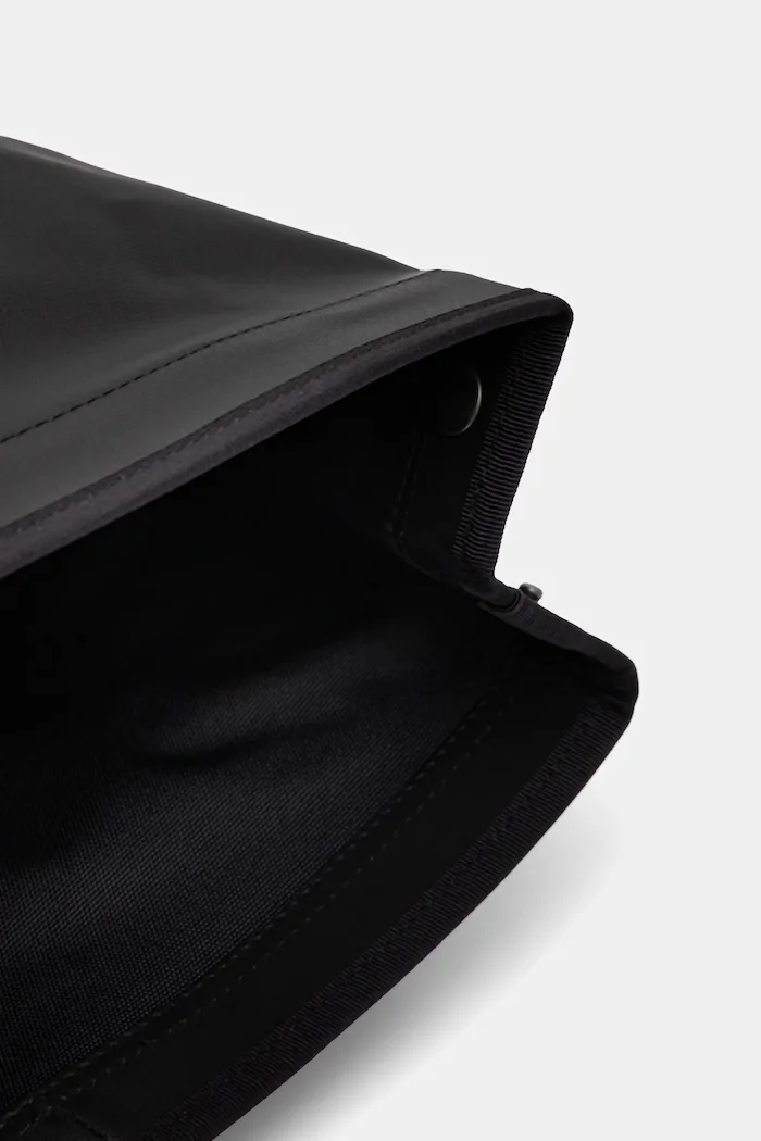 Eastpak Раница UP ROLL в черно голям размер с изчистен дизайн EK0A5BGF0Z31