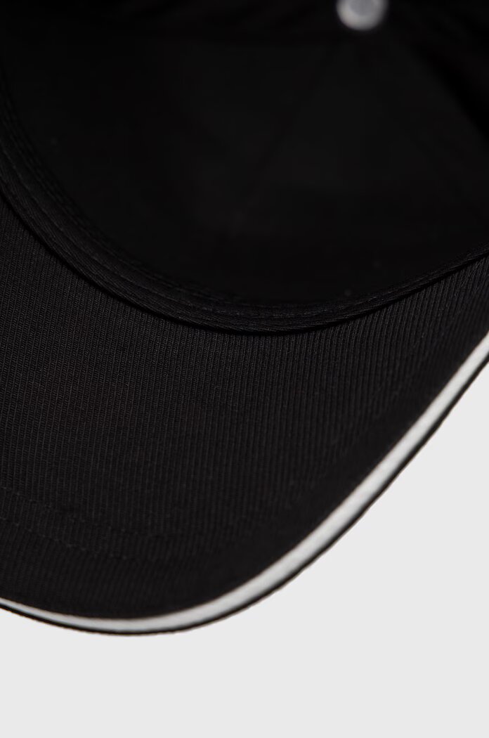 Emporio Armani Памучна шапка в черно с апликация 627920 CC990