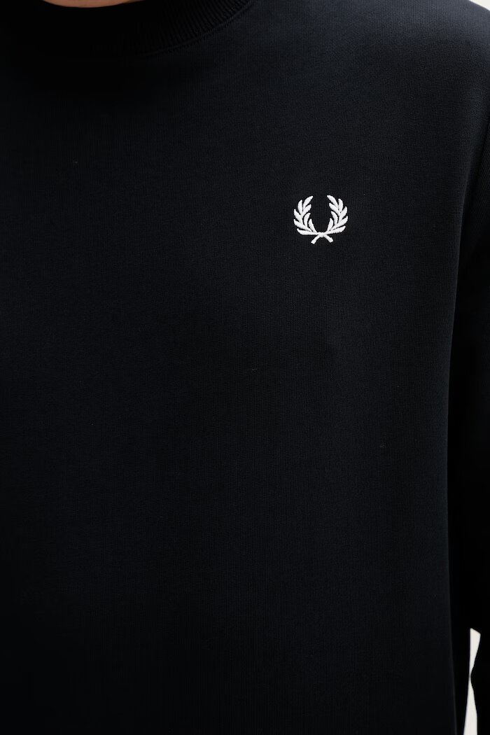 fred perry Памучен суичър Crew Neck Sweatshirt в тъмносиньо с апликация M7535.248