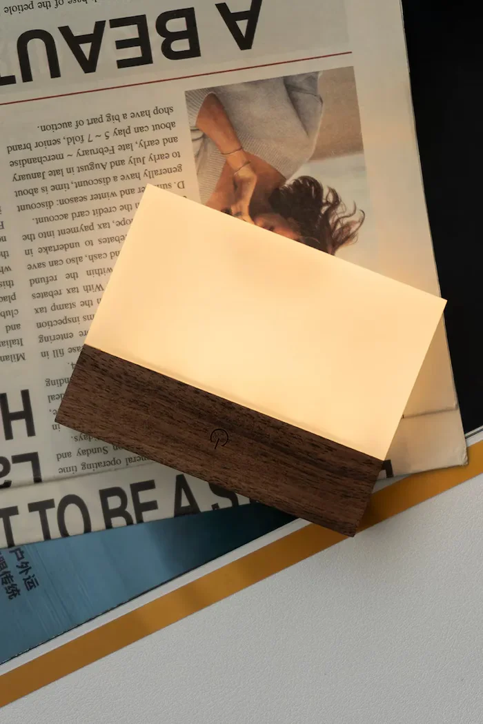 Gingko Design малка LED лампа от орехова дървесина 8 x 25 x 66 cm G082WT