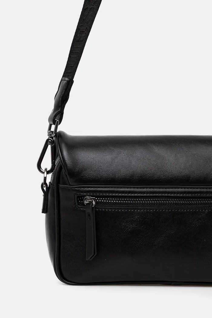 GUESS Чанта през рамо BOSTON в черно HMBOCA P5464
