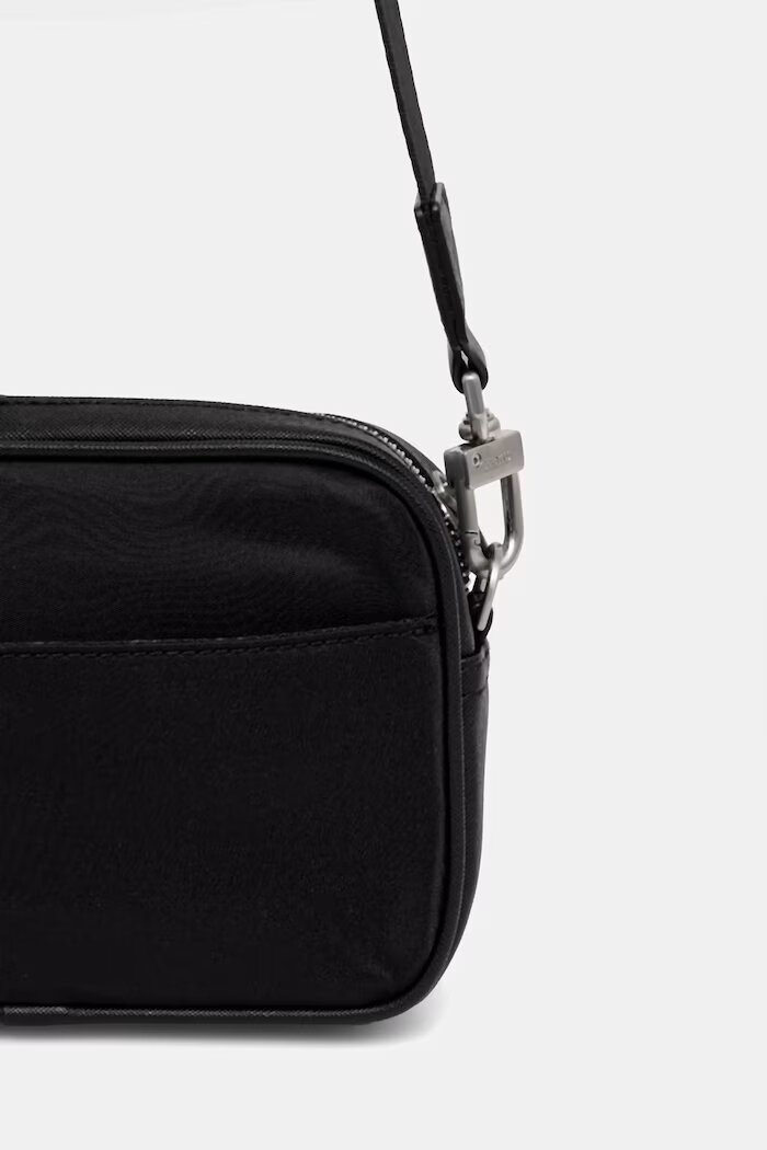 GUESS Чанта през рамо MILANO в черно HMMINY P6150