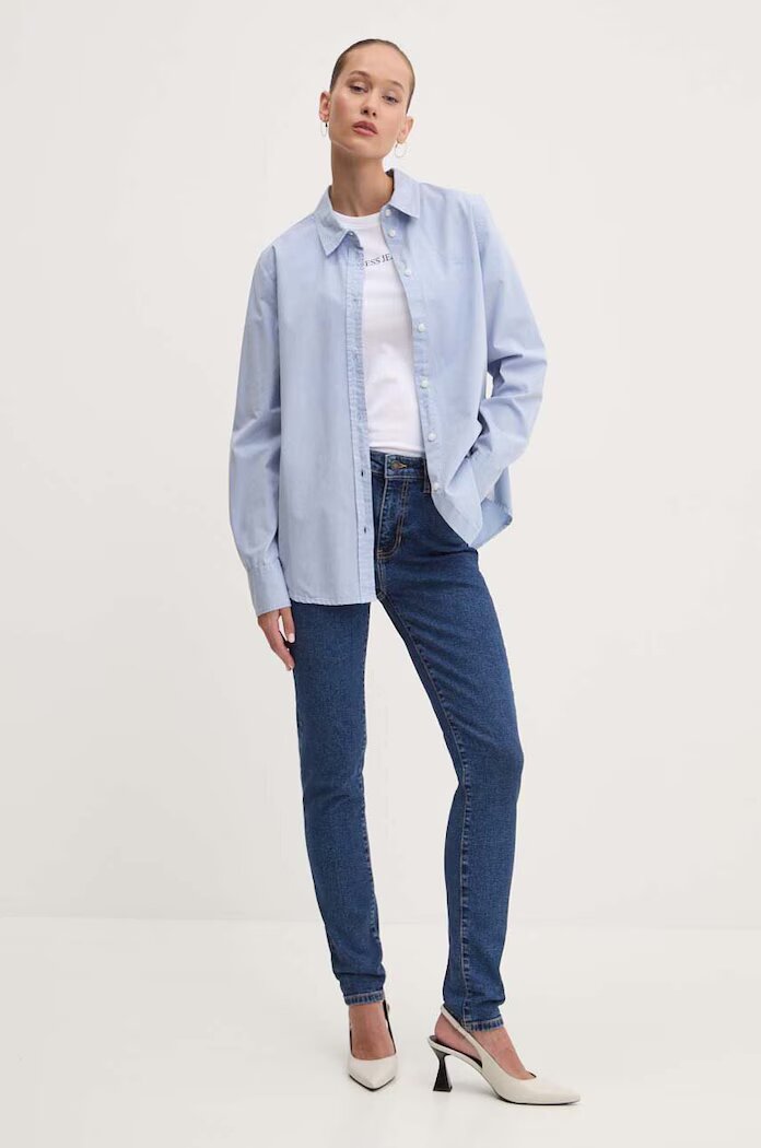 GUESS JEANS Памучна риза дамска в синьо със стандартна кройка с класическа яка W4YH68 WGCF1