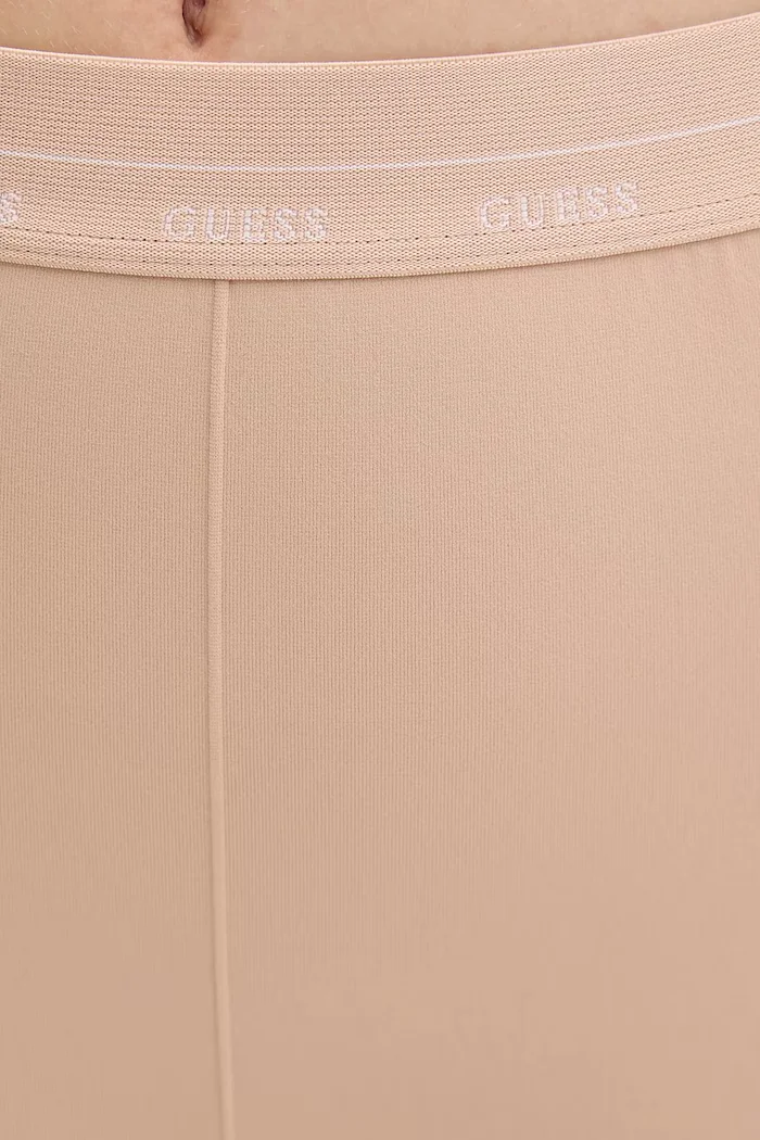 GUESS Клин MATILDE в бежово с изчистен дизайн O5BB02 K1800