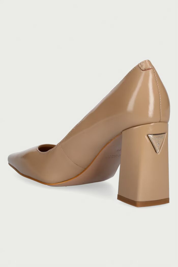 GUESS обувки с дебел ток от кожа BARCHIE бежови FLFBAR LEP08
