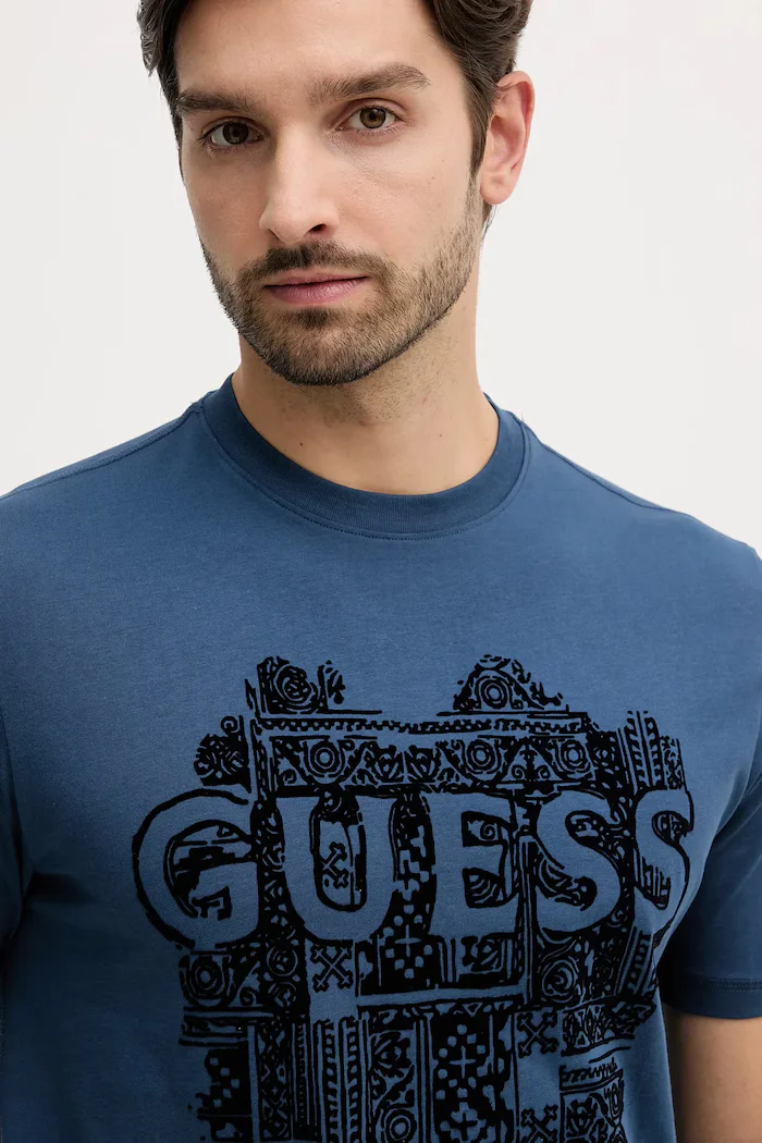 GUESS Памучна тениска в синьо с десен M5YI13 I3Z14