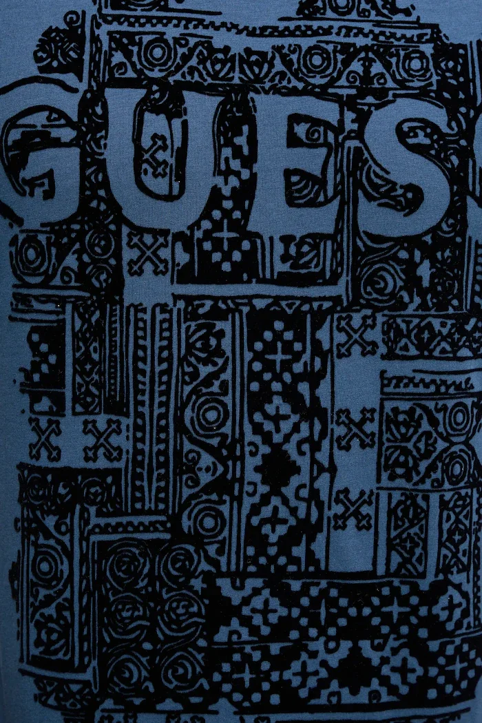 GUESS Памучна тениска в синьо с десен M5YI13 I3Z14