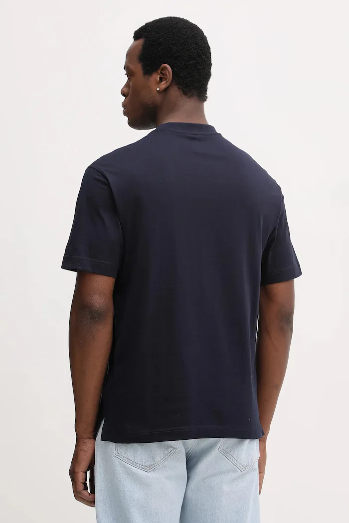 GUESS Памучна тениска в тъмносиньо с апликация M6RI25 I3Z14