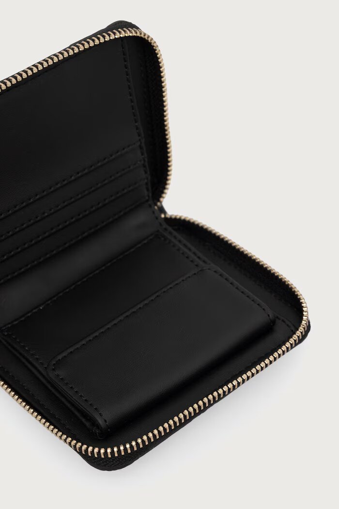 GUESS портфейл дамски от имитация на кожа CARMELLA черен SWPD22 25137