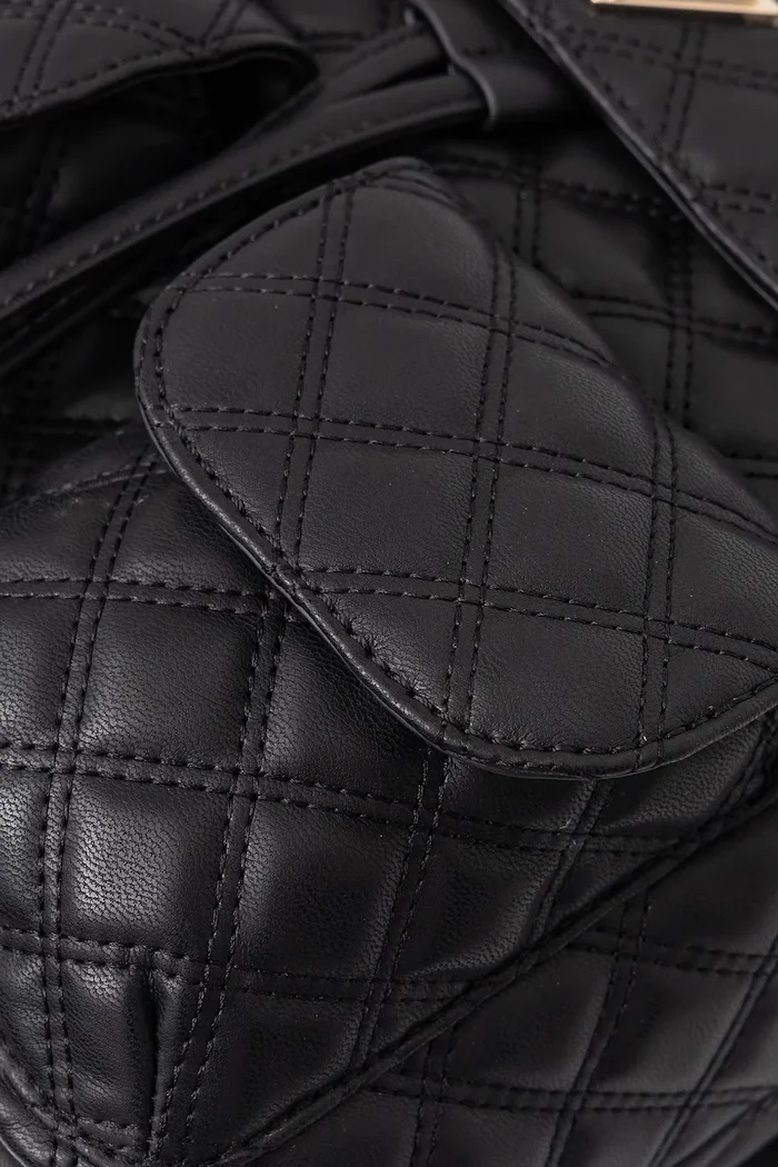 GUESS Раница GIULLY дамска в черно малък размер с изчистен дизайн HWQG96 73330