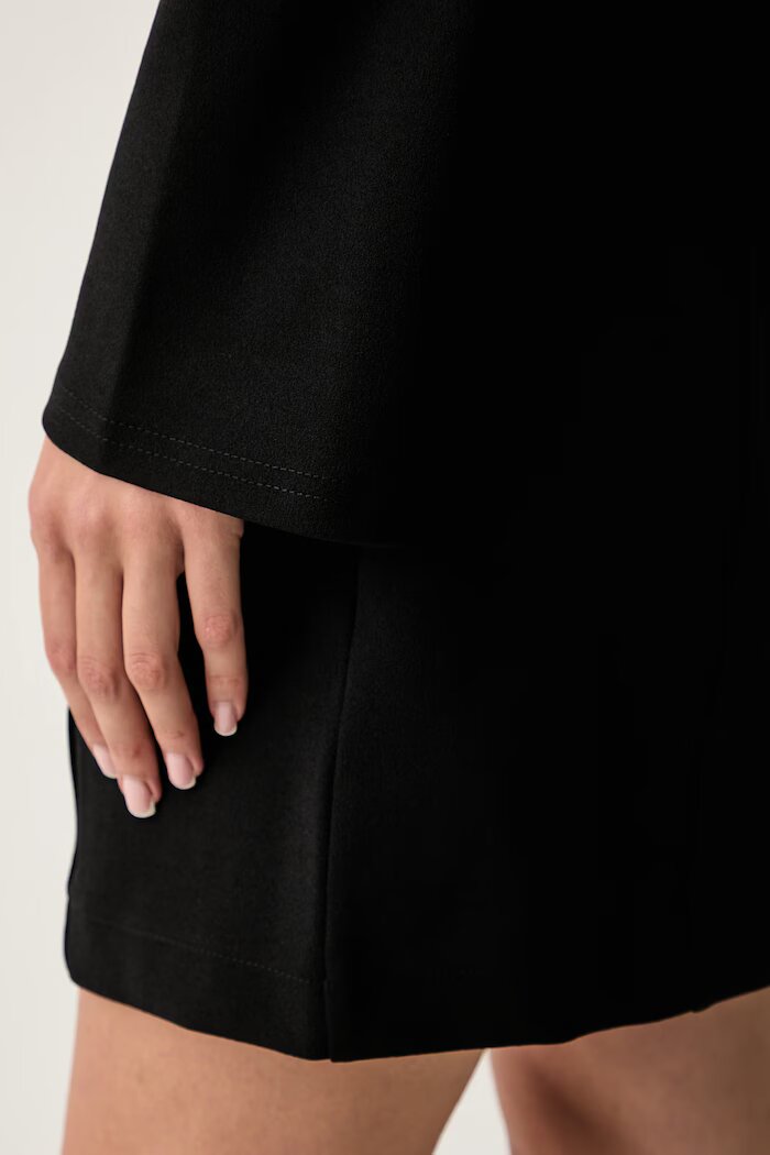 GUESS разкроена рокля CLAUDIE черна с изчистена шарка W6YK16 K4369