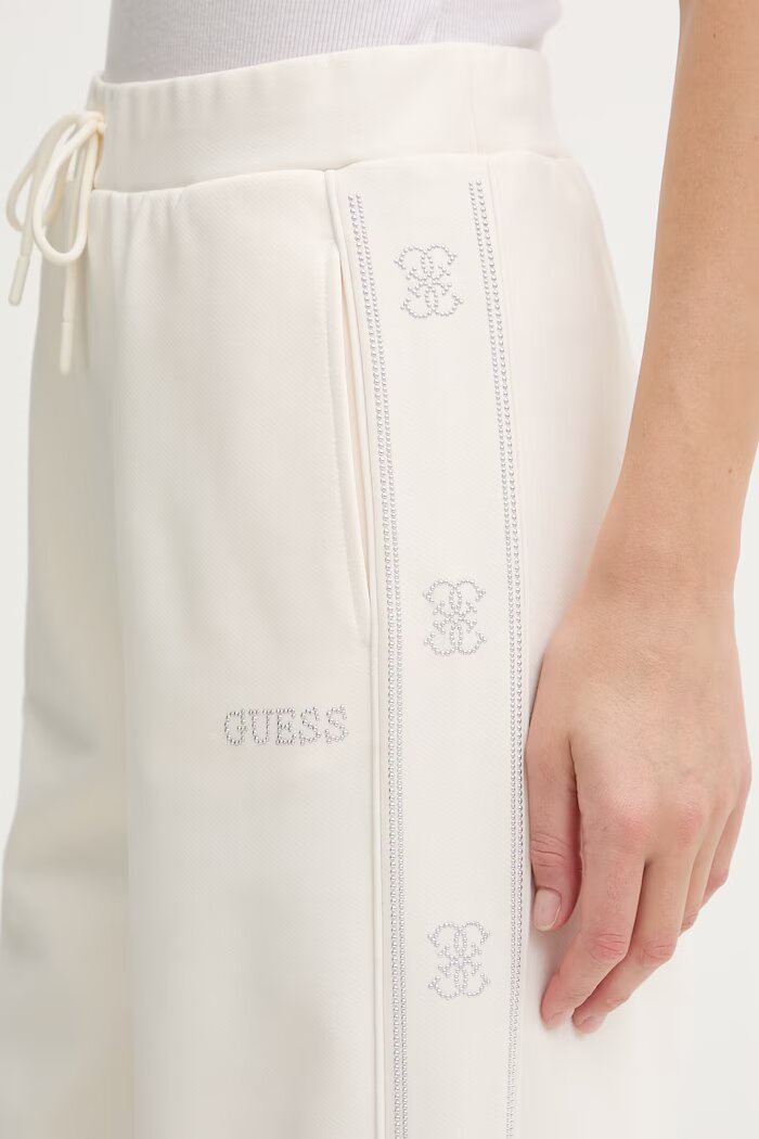 GUESS Спортен панталон OCTAVIA в бяло с апликация V5BB12 KCX22