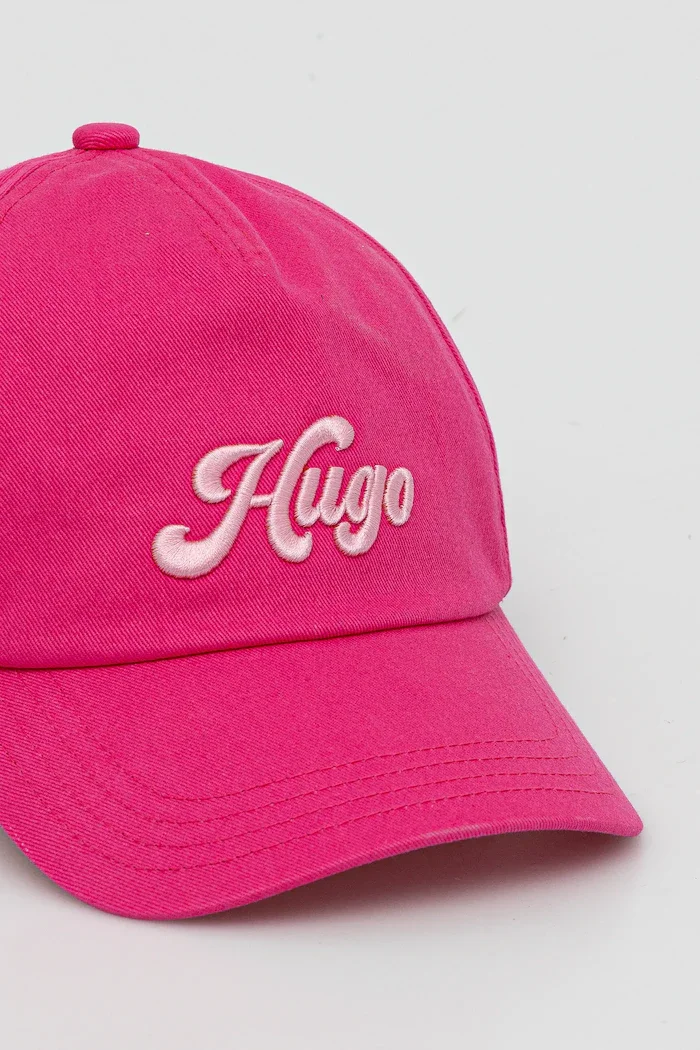 HUGO Памучна шапка с козирка в розово с апликация 50539909