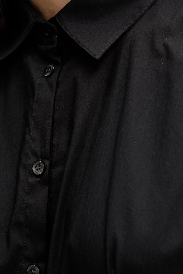 HUGO Риза The Fitted Shirt дамска в черно с кройка по тялото с класическа яка 50554568