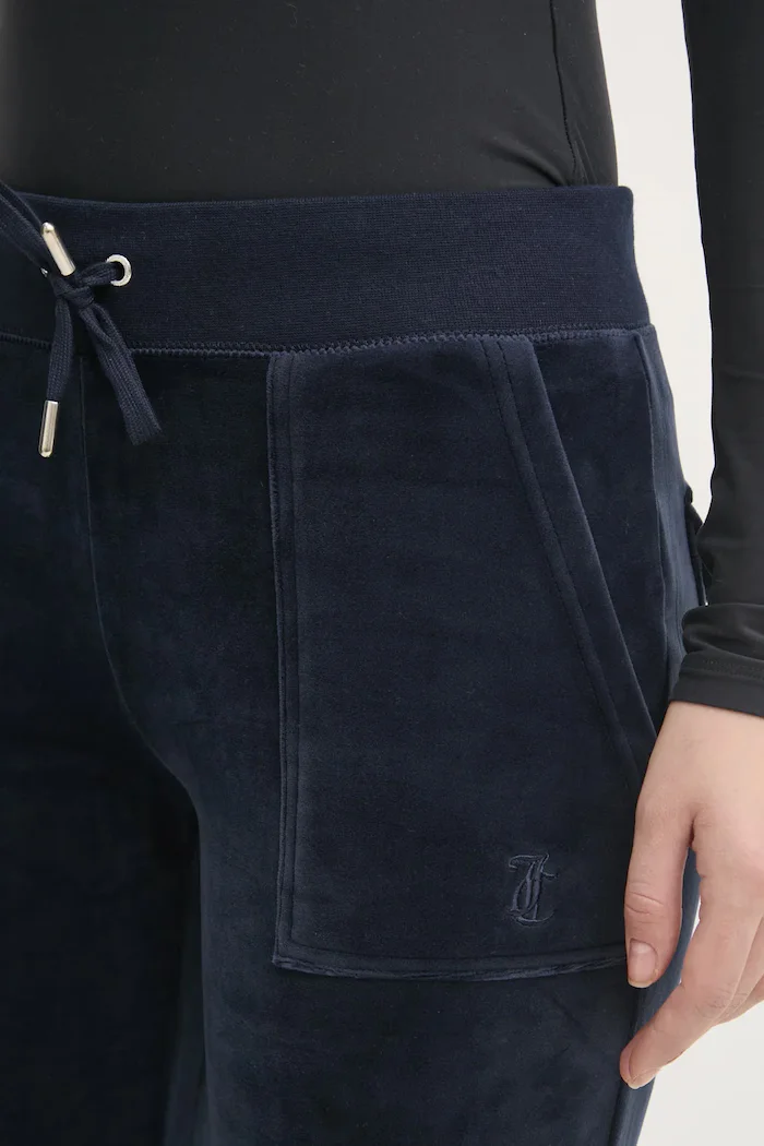 Juicy Couture Кадифен спортен панталон LAYLA POCKET LR в тъмносиньо с изчистен дизайн JCSEBJ001