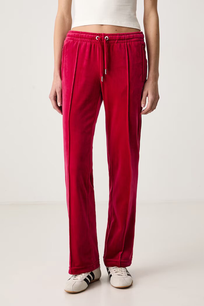 Juicy Couture разкроен панталон дамски от кадифе TINA TRACK PANT червен с ниска талия JCAPW045