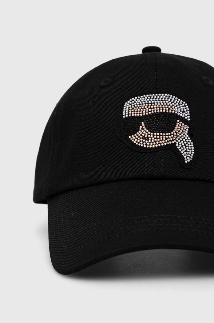 Karl Lagerfeld Памучна шапка с козирка в черно с апликация