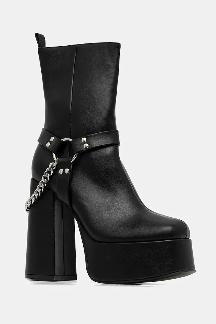 Koi Footwear Боти Natron в черно с дебел ток