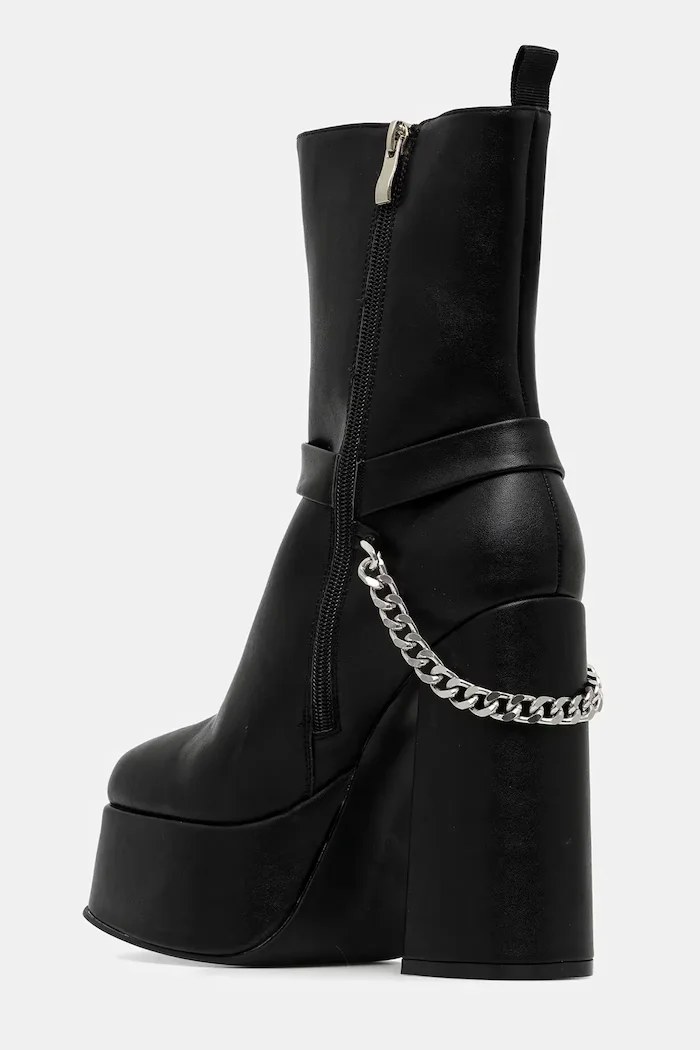 Koi Footwear Боти Natron в черно с дебел ток