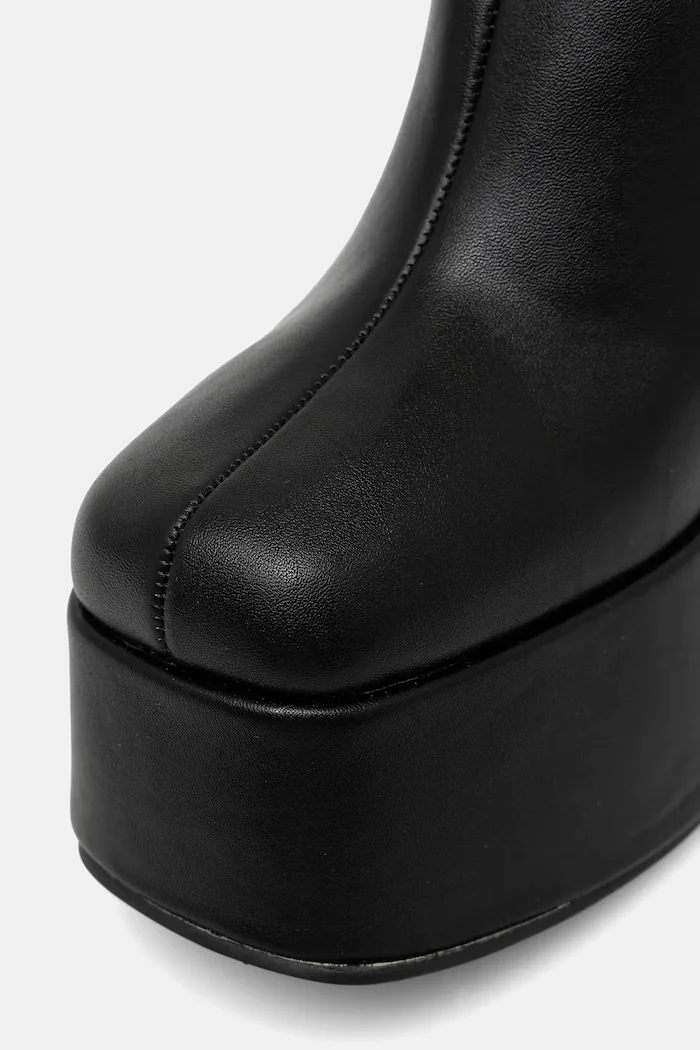 Koi Footwear Боти Natron в черно с дебел ток