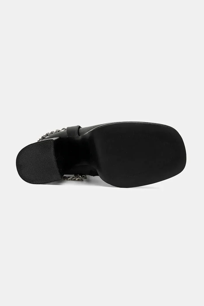 Koi Footwear Боти Natron в черно с дебел ток