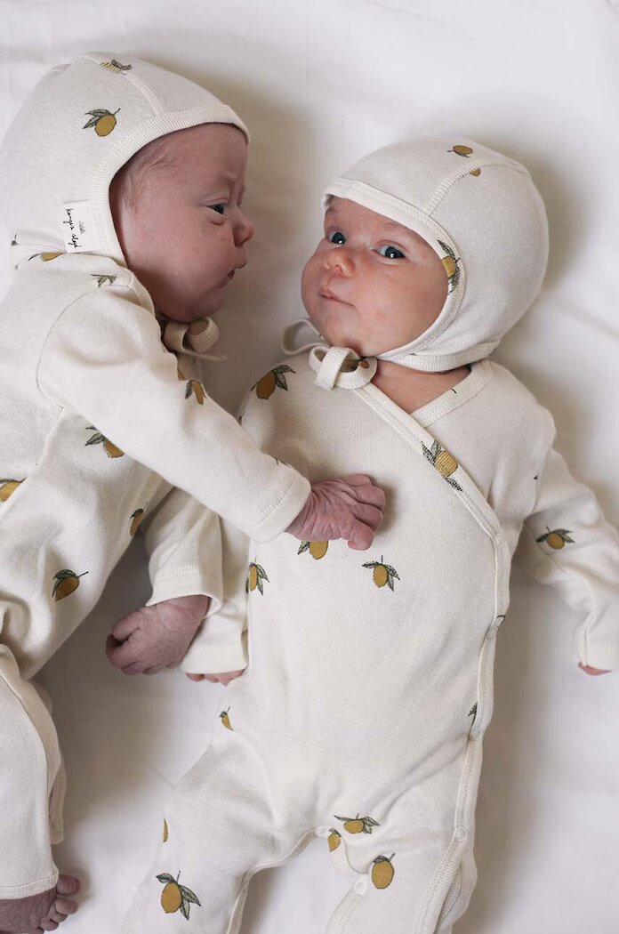 Konges Sløjd Бебешка памучна шапка BABY HELMET GOTS в бежово с фина плетка от памук