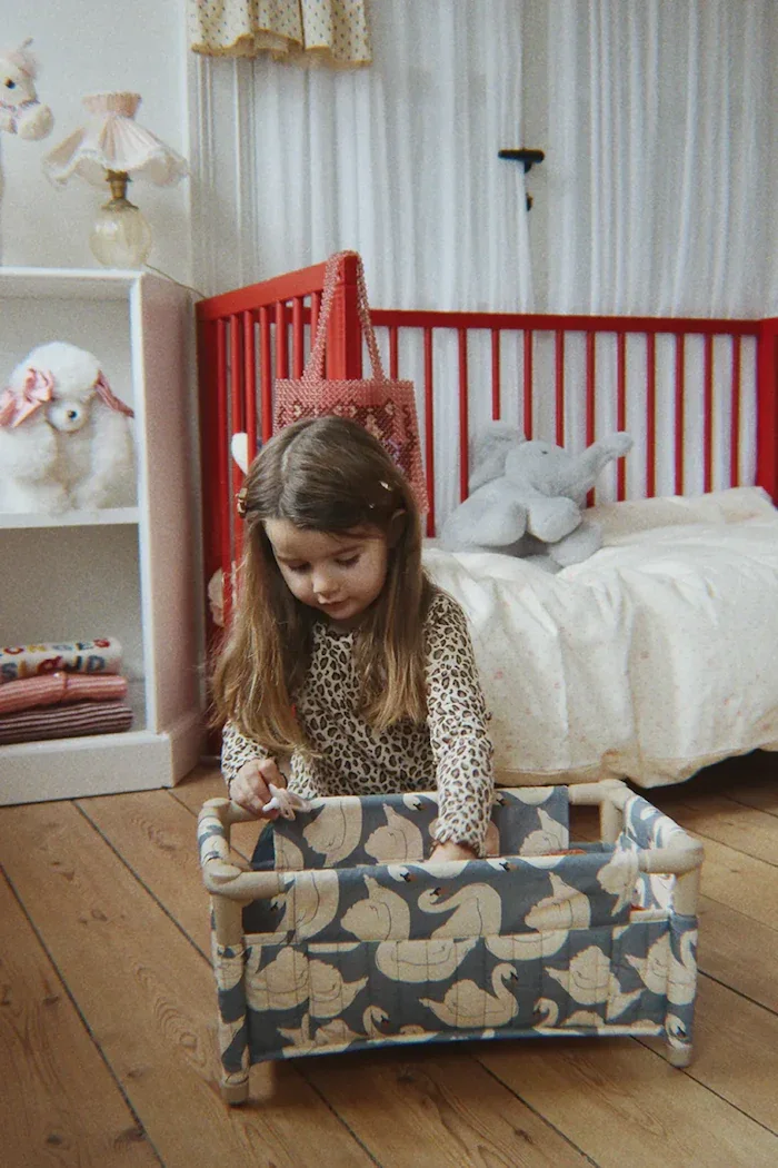 Konges Sløjd Легло за кукли за деца от памук DOLL TRAVEL BED синьо KS105972