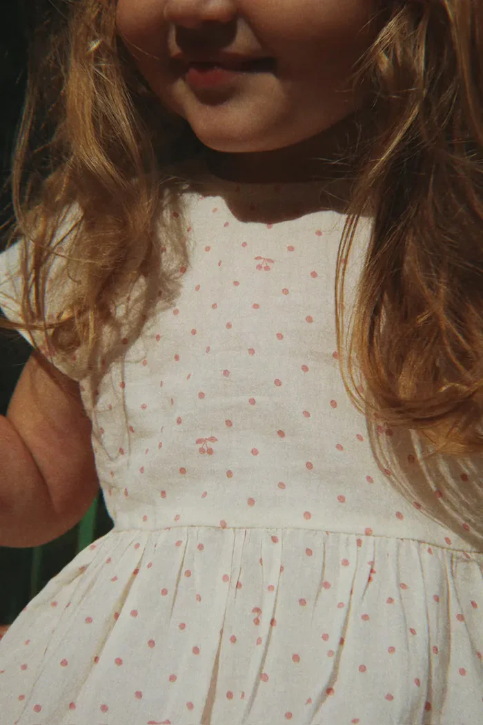 Konges Sløjd рокля от памук PACEY DRESS GOTS бежова на цветя KS105510