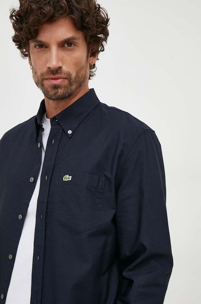 Lacoste Памучна риза мъжка в синьо със стандартна кройка с яка с копче