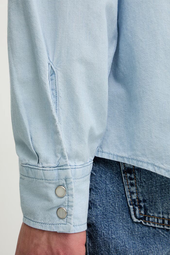 Levi's Памучна риза CLASSIC WESTERN STANDARD в синьо със стандартна кройка с класическа яка 85745